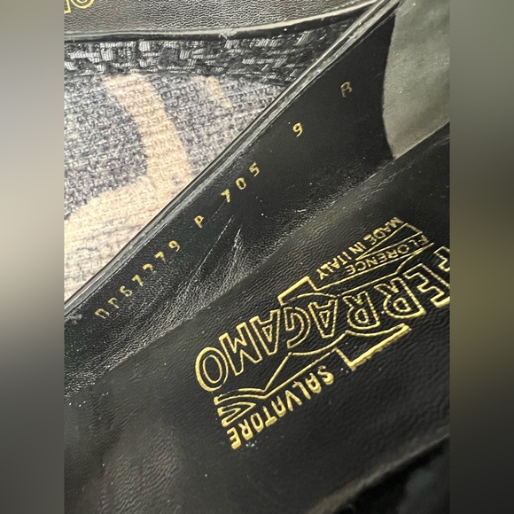 Salvatore Ferragamo Grey Tweed w/ metal Flower Toe Buckle - Picture 6 of 12